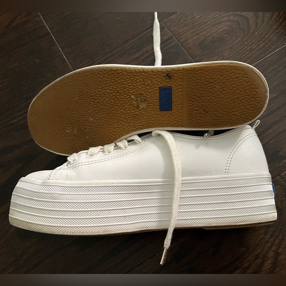 White platform less - Picture 2 of 5